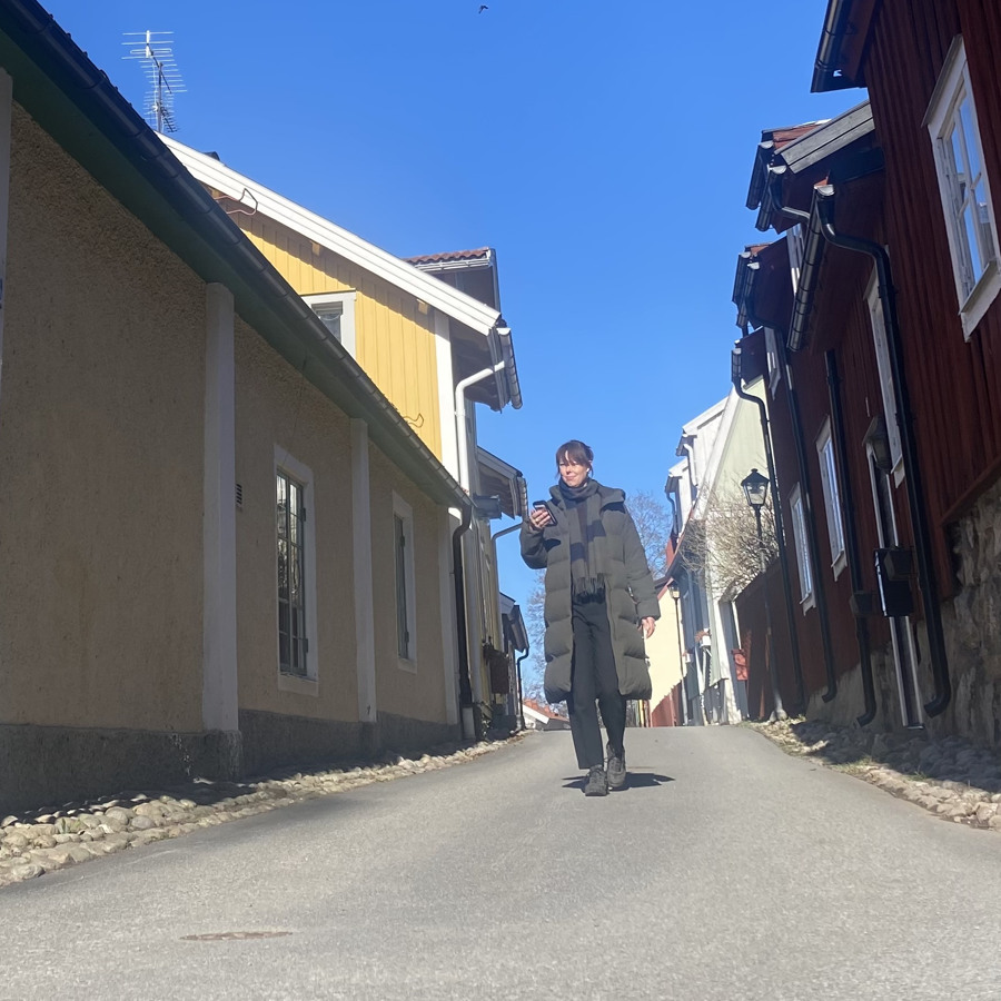 Person som lyssnar på en av kommunens bokpromenader i Strängnäs