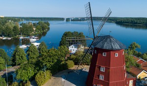 Strängnäs väderkvarn vid hamnen med Visholmen och Mälaren i bakgrunden