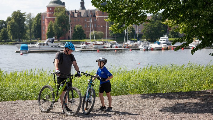 cykelpaus far och son framför Gripsholm