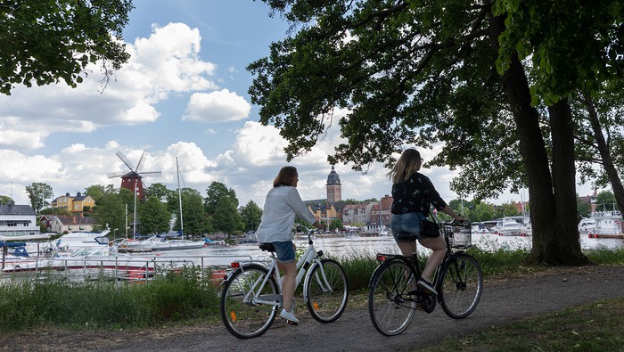 cyklister på väg in i Strängnäs