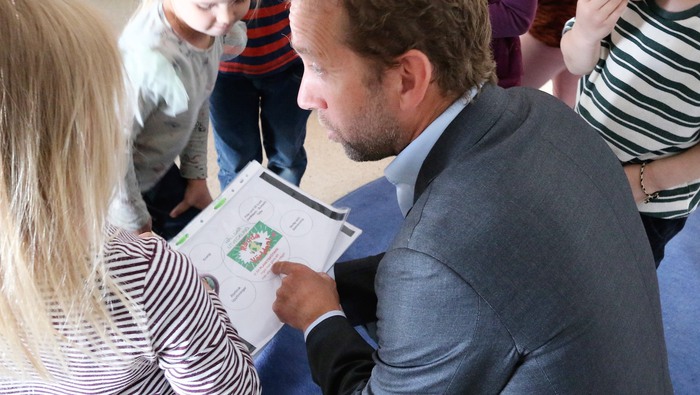 Jacob Högfeldt besöker Marielunds förskola och får veta mer om barnens klimatarbete.