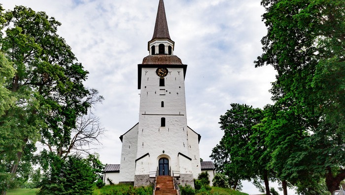 En vit kyrka i Mariefred.