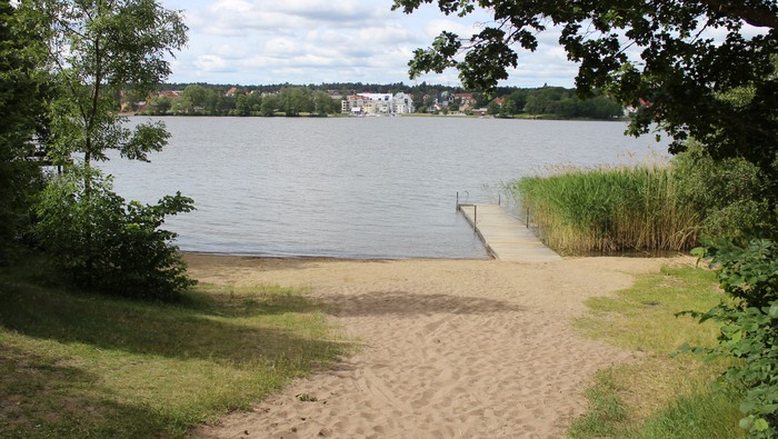 Strand vid Aborrbergets badplats på Tosterön