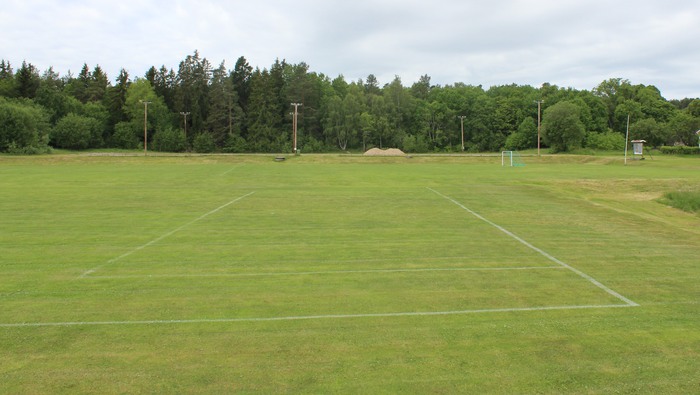 Gräsplanen på Klockarvallens idrottsplats i Härad.