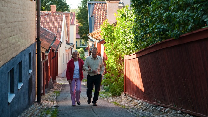 Par som promenerar i röda kvarteren