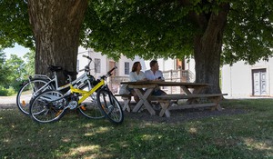 Cyklister tar en paus vid Mälsåkers slott