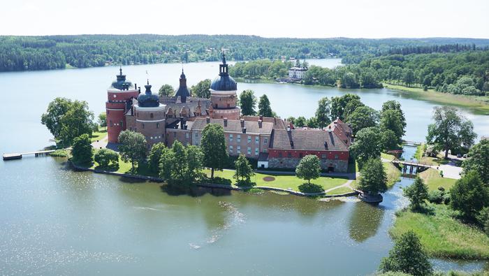 Sommar Mariefred från ovan med Gripsholms slott och Mälaren.