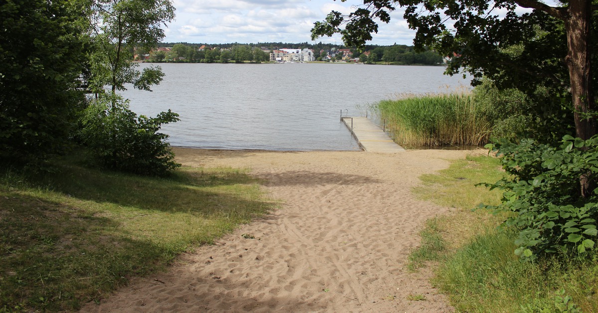 Strand vid Aborrbergets badplats på Tosterön