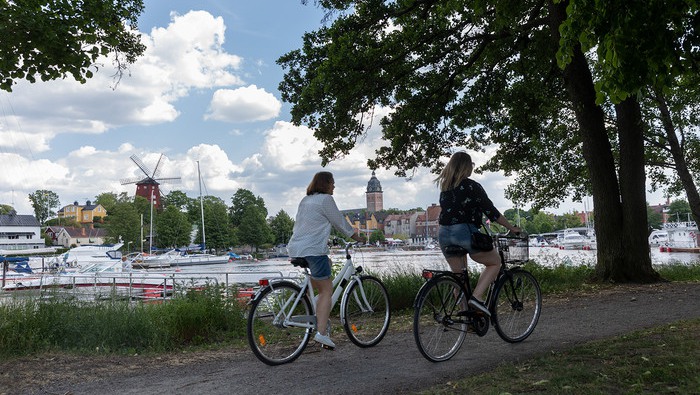 cyklister på väg in till Strängnäs