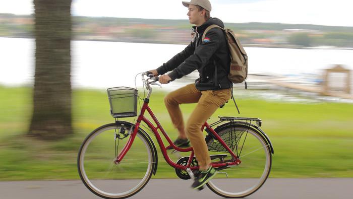 ung man på röd cykel