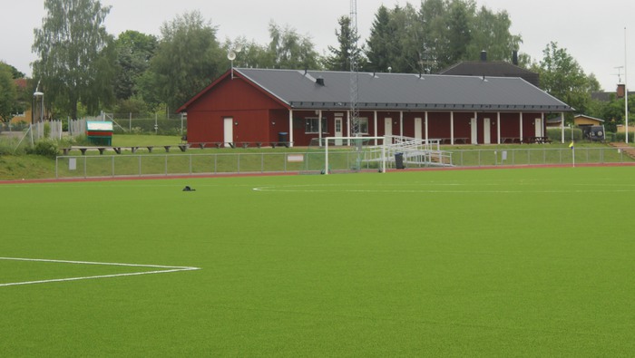 Konstgräsplan och fastighet på Toresunds idrottsplats.