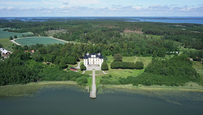 Mälsåkers slott är ett av Sveriges ståtligaste barockslott, vackert beläget precis vid Mälaren, på Sveriges största insjö-ö Selaön.