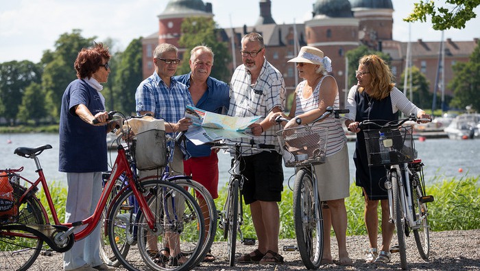 cyklister som tittar på karta framför Gripsholms slott