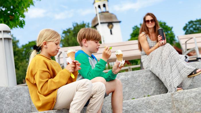Barn som äter glass vid hamnen/trappan i Mariefred