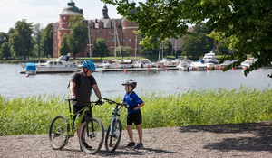 Far och son med cykel vid Gripsholm