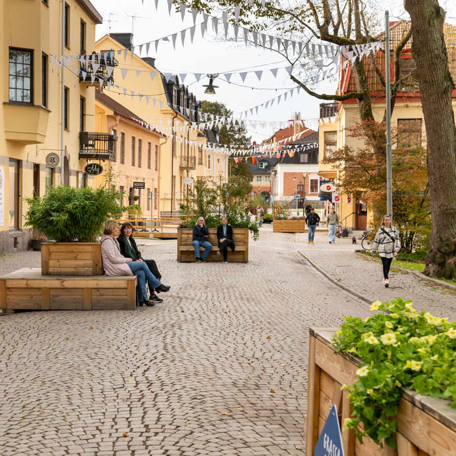 Personer i bild på sommargata i Strängnäs