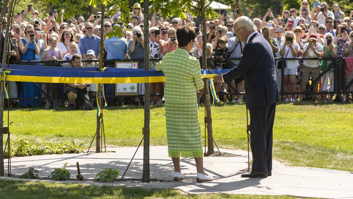 H.M. Konungen Carl XVI Gustaf inviger konstverket Sammanflätade i Källparken.