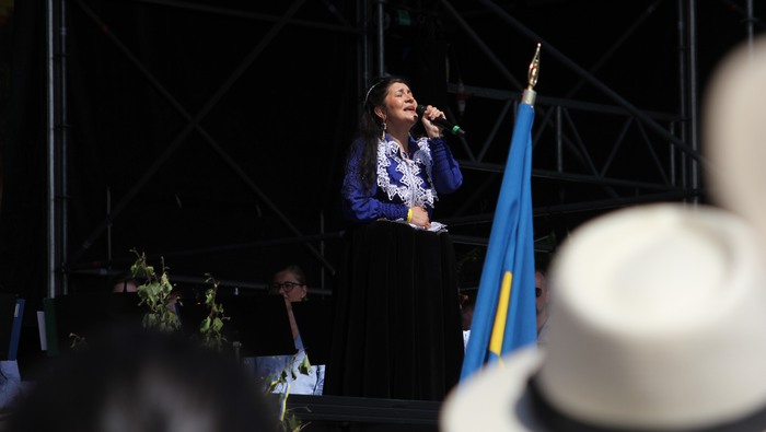 Angelica Ek sjunger under nationaldagsfirande