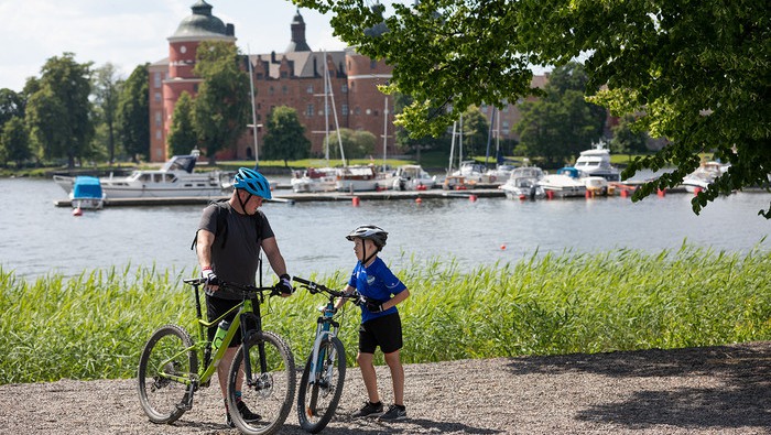 far och son med cyklar i bakgrunden Gripsholm