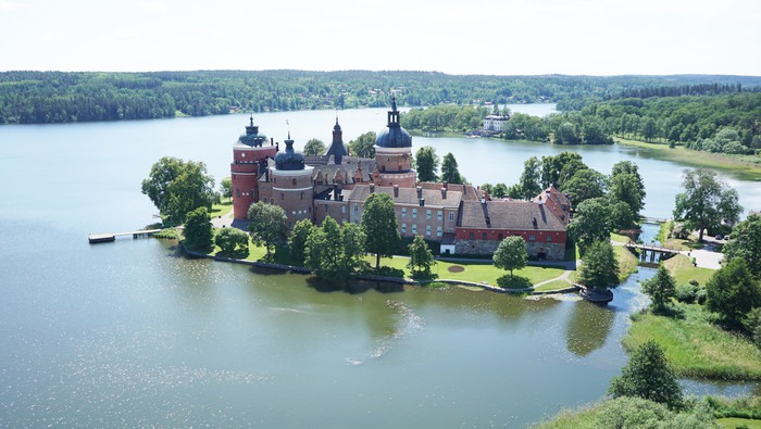 Sommar Mariefred från ovan med Gripsholms slott och Mälaren.