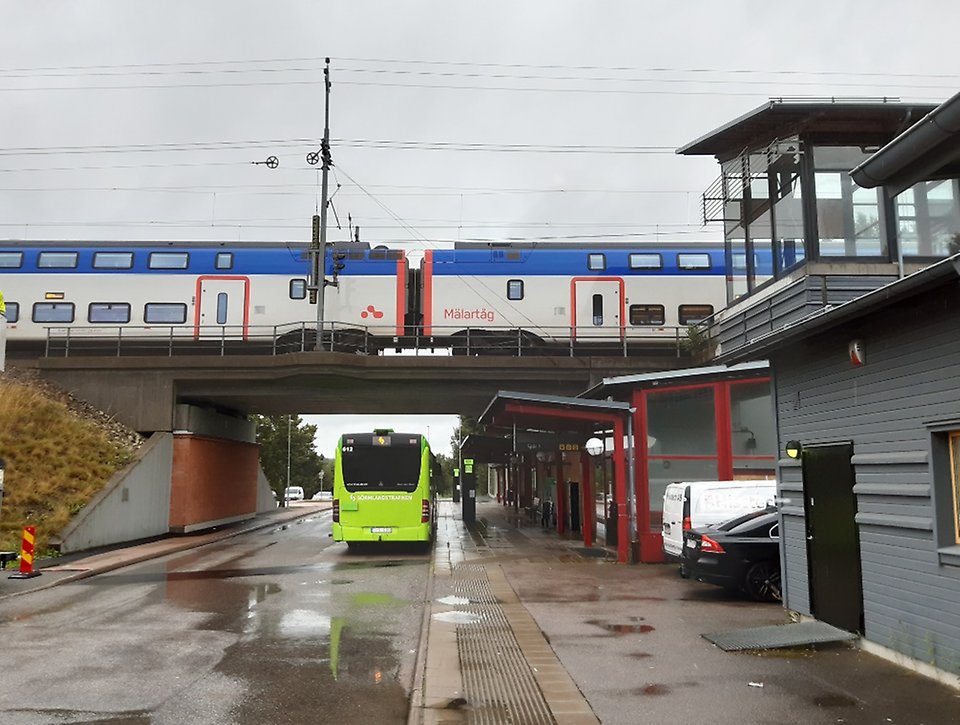 Foto Läggesta station tåg och buss