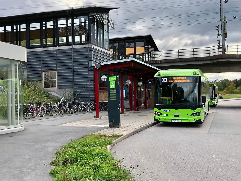 Grön buss vid Läggesta station